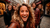 Fototapeta  - Fotografía que capta a un grupo diverso de mejores amigos, que representan distintos orígenes culturales, tomándose con entusiasmo un selfie con un teléfono móvil inteligente mientras están al aire 
