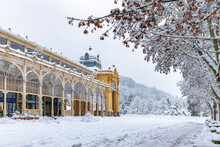Zasněžená Hlavní kolonáda Mariánské Lázně - zimní fotografie