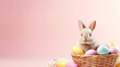 Ein süßer Hase in einem Osternest mit Ostereier, rosafarbener Hintergrund 
