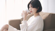 © dadakko - 白背景の美しいアジア人女性、日本人女性