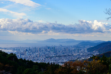  六甲山の登山道から神戸市街地をのぞむ。海の向こうには淡路島が見える。