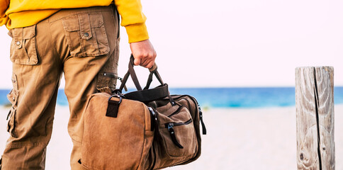 Poster - Man with brown basket at the beach