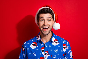 Poster - Photo of impressed astonished guy wear santa hat print shirt staring at season sale open mouth isolated on vivid red color background