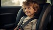 Kleiner Junge sitzt im Kindersitz im Auto und lächelt