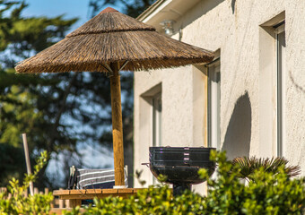 Canvas Print - Parasol et barbecue de vacances à Saint-Michel-Chef-Chef, Loire-Atlantique, France