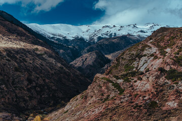 Canvas Print - Picturesque view of mountain gorge with snowy peaks