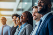 © DIVERSITY - Funcionários felizes se reúnem para mostrar a beleza da diversidade, diferentes origens e culturas no local de trabalho.