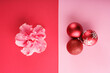 décoration de noël, boule rouge avec flocon de neige blanc, avec fleur rose sur fond rouge