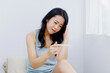© Paylessimages - 妊娠テストキットを使う女性