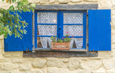 Wall Mural - Fenêtre traditionnelle alsacienne à Ungersheim, Haut-Rhin, France