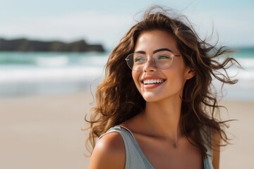 Poster - Young smiling hispanic woman wearing eyeglasses looking side on the beach