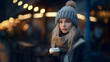 modelo joven rubia de pelo largo con bufanda y gorro de lana con un café en la mano sobre fondo de ciudad difuminado 