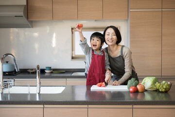 Sticker - 野菜大好きな子供　ママと一緒に料理をする子ども 広角