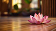 Kwiat lotosu na drewnianej podłodze w salce do jogi, relaksu i treningu