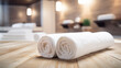 Zrolowane białe ręczniki w drewnianej eleganckiej saunie