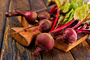 Canvas Print - fresh beets on cutting board, set on wooden table viewed from above