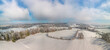 Winterzauber, Eingefrorene Pracht in Zürichs Umgebung, Schneebedeckte Wiesen und Bäume, Panorama unter einem klaren Himmel mit zarten weißen Wolken, Landschaftsaufnahme aus der Luft, Drohnen Panoram