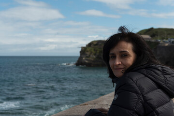 Wall Mural - MUJER MORENA MIRANDO AL MAR GIJÓN 2023