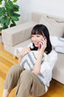 © Paylessimages - スマホで話している女性