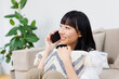 © Paylessimages - スマホで話している女性