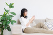© Paylessimages - スマホで動画を見ている女性