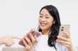© Paylessimages - スマホを見せている女性