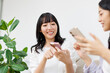 © Paylessimages - スマホを見せている女性