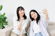 © Paylessimages - 自宅でセルフィーを撮る女性