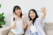 © Paylessimages - 自宅でセルフィーを撮る女性