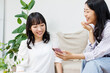 © Paylessimages - スマホを見せている女性