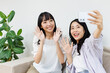 © Paylessimages - 自宅でセルフィーを撮る女性