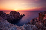 Fototapeta Fototapety do pokoju - Krajobraz morski, różowy zachód słońca, skaliste wybrzeże wyspy Minorka (Menorca), Hiszpania	