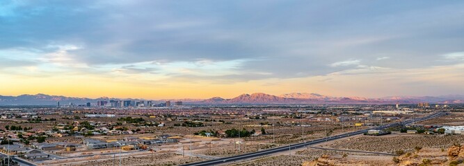 Wall Mural - 4K Panoramic View: Las Vegas Valley at Dusk