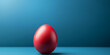 Rotes glänzenden Ei auf blauen Hintergrund im Querformat für Banner, ai generativ