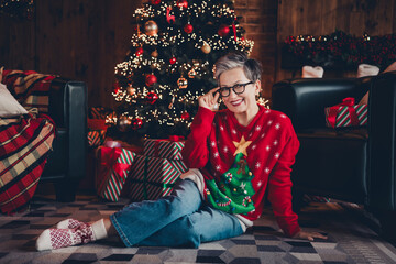 Poster - Full length photo of cheerful friendly candid positive grandmother spending holly jolly christmas home alone touching eyeglasses indoors