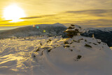 Fototapeta Fototapety na ścianę - Zimowy krajobraz w Karkonoszach o zachodzie słońca, na Skalnym Stole z widokiem na Śnieżkę
