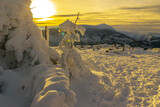 Fototapeta Na ścianę - Zimowy krajobraz w Karkonoszach o zachodzie słońca, na Skalnym Stole, z widokiem na Śnieżkę