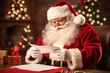 © Kato - Santa Claus, vestido con su traje rojo y barba blanca, sonríe al leer una carta.