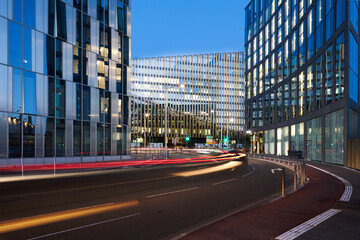 une rue de Lille avec des bâtiment en verre