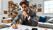© Aurum - Hombre emprendedor determinado se ve inmerso en la planificación de estrategias de negocio, análisis financiero y desarrollo de proyectos de negocio en su oficina en casa - Trabajo desde casa
