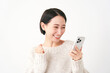 © siro46 - スマホを見て喜ぶ中年女性　白背景