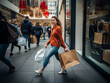Mulher saindo feliz de loja após as compras