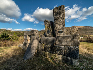 Canvas Print - Monument, dit Le Grand-Brûle, érigé en mémoire villages brûlés par les nazis en 1944 dans le Revermont situé à Courmangoux, Ain, France