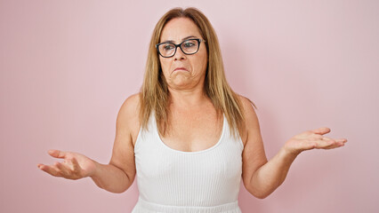 Poster - Middle age hispanic woman speaking over isolated pink background