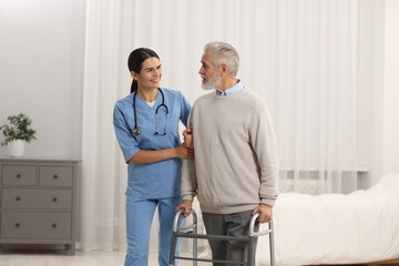 Poster - Smiling nurse talking with elderly patient in hospital