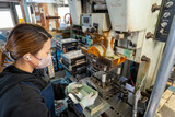Fototapeta  - 工場で機械を使い、働く女性