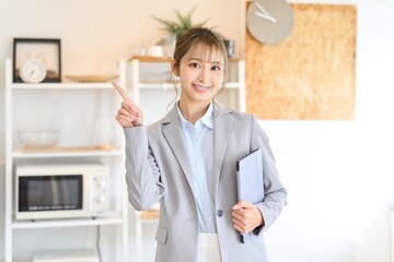 部屋の案内をする不動産営業