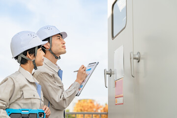 Canvas Print - 変電設備を点検する技術者