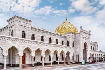 Wall Mural - Bolgar, Republic of Tatarstan, Russia, June 2, 2023. The white Mosque, built in 2012, is a view from the outside with a reflection in the fountain