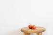 木製のテーブルにある赤い小さなりんご